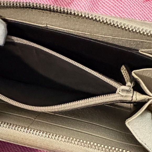 Gucci Beige and Brown Monogram Wallet - Picture 14 of 16